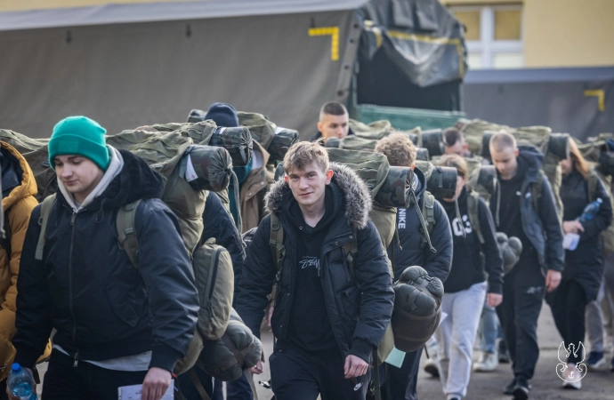 {Nie za granicą, nie na stoku narciarskim, a w koszarach i na poligonie. W taki sposób ferie zimowe postanowili spędzić uczniowie, którzy rozpoczęli szkolenie podstawowe w 4 Warmińsko-Mazurskiej Brygadzie Obrony Terytorialnej.}