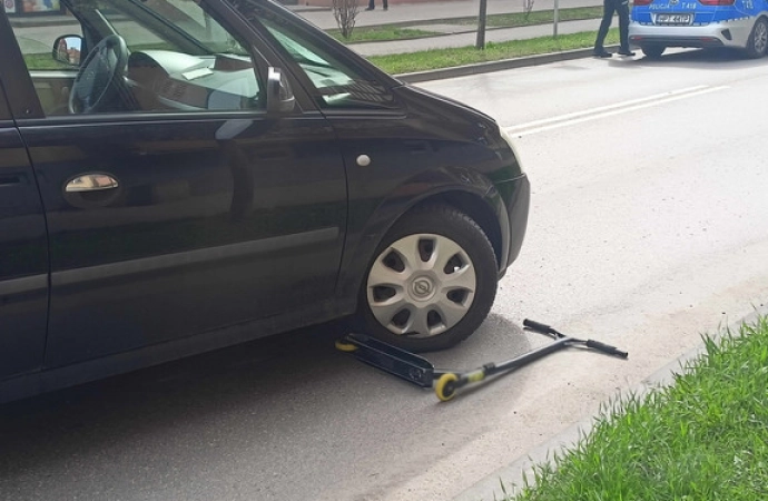 {11-latek korzystający z hulajnogi potrącony przez samochód osobowy.}